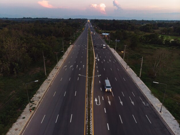 Carretera al lado del campo de arroz verde.