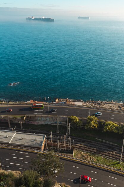 Foto carretera al lado del mar y barcos