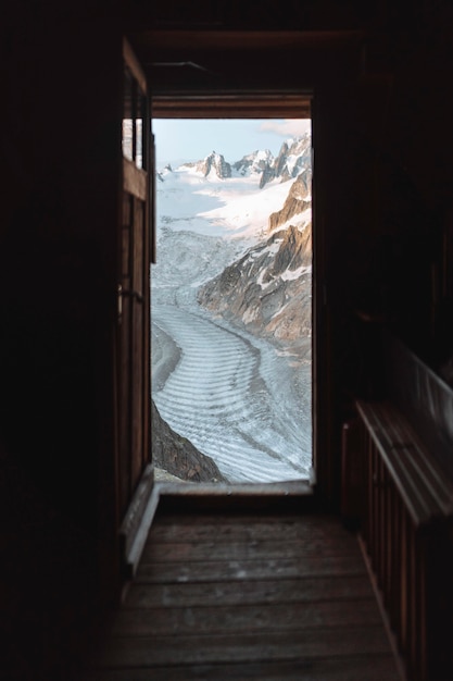 Foto carretera entre los alpes de chamonix cubiertos de nieve en francia