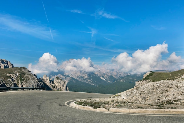 Foto carretera en los alpes dolomitas italia