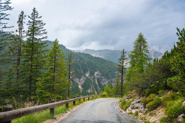 Foto carretera alpina alta de los dolomitas en clima lluvioso tirol del sur italia