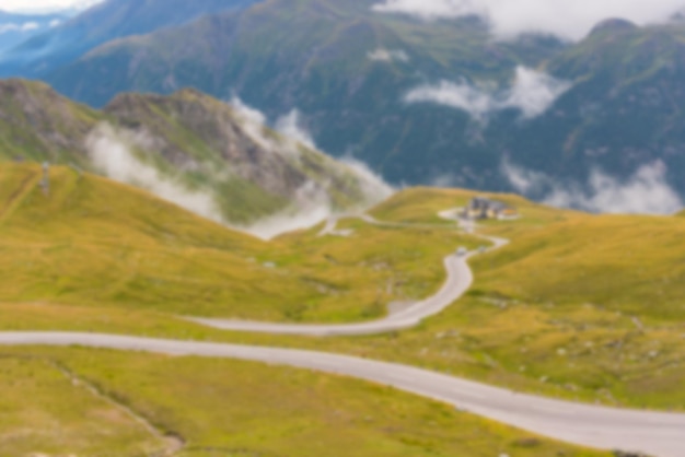 La carretera alpina de Grossglockner en un clima brumoso nublado Disparo borroso desenfocado