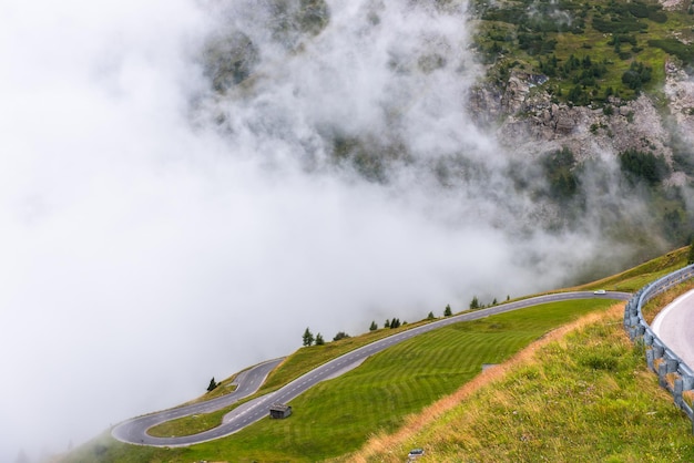 La carretera alpina de Grossglockner en un día nublado