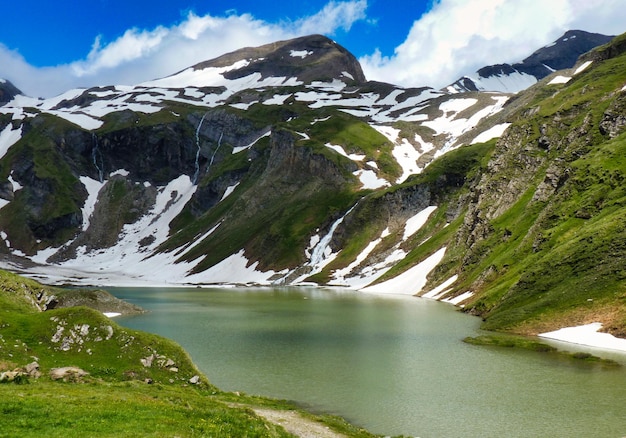 La carretera alpina de Grossglockner es una impresionante carretera escénica en los Alpes austríacos.