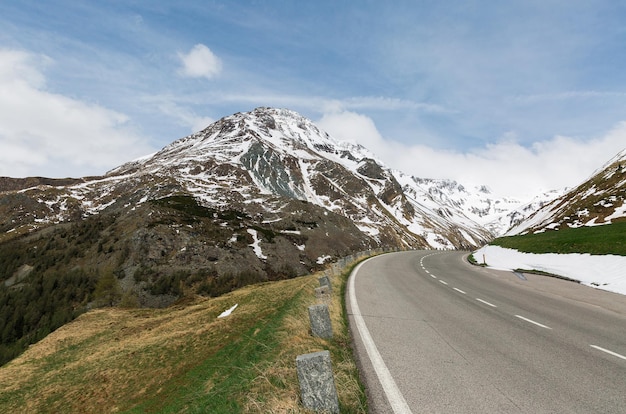 Carretera alpina de invierno en los Alpes austríacos