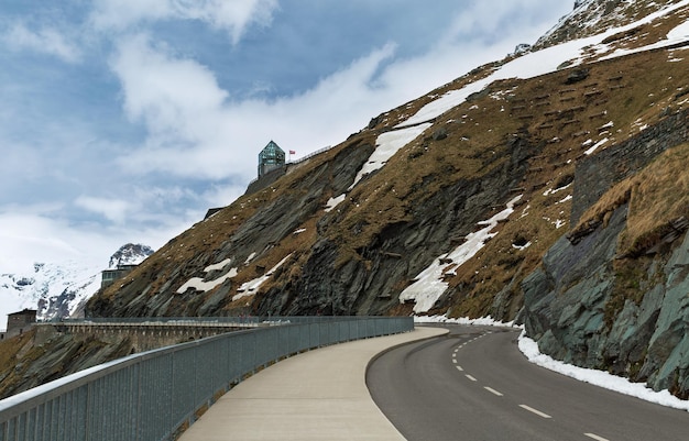 Carretera alpina de invierno en los Alpes austríacos