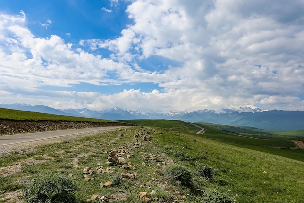 La carretera de alta montaña al tramo de JilySu Caucasus KabardinoBalkaria Rusia