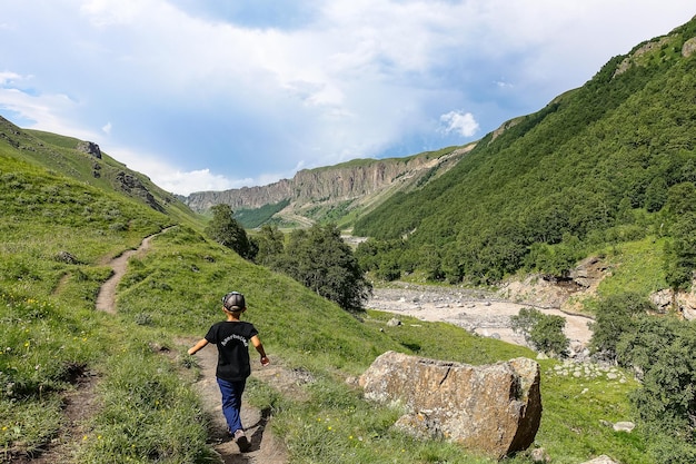 La carretera de alta montaña al tramo de JilySu Caucasus KabardinoBalkaria Rusia