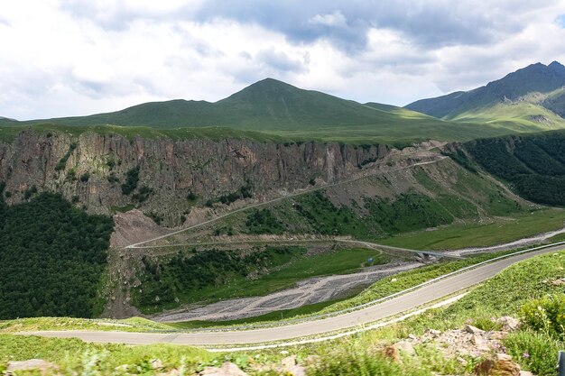 La carretera de alta montaña al tramo de JilySu Caucasus KabardinoBalkaria Rusia