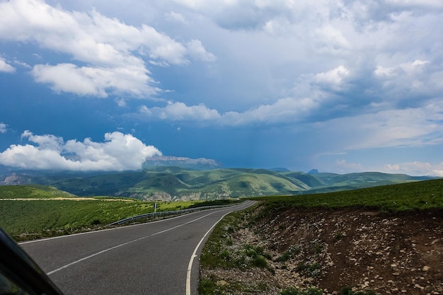 La carretera de alta montaña al tramo de JilySu Caucasus KabardinoBalkaria Rusia