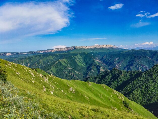 La carretera de alta montaña al tramo de JilySu Caucasus KabardinoBalkaria Rusia