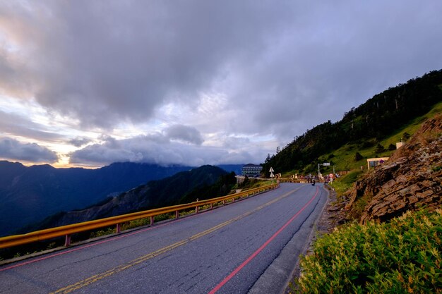 Foto carretera de altitud 3158 m en la montaña hehuan