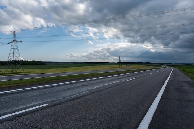 Carretera antes de la tormenta. Nubes dramáticas