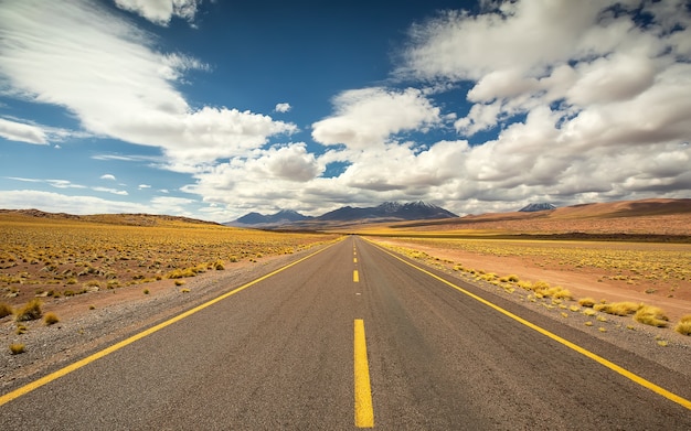 Carretera, arena y volcán en el desierto de Atacama en Chile, Sudamérica