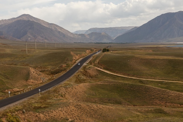 carretera asfaltada La carretera de Bishke Osh alrededor del depósito de agua de Toktogul. Kirguistán