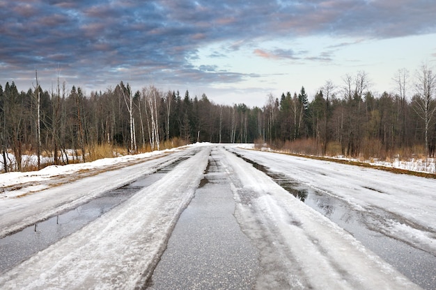 Foto carretera asfaltada cubierta de hielo contra el cielo antes de un tornado