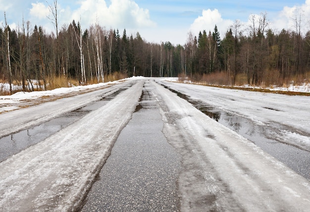 Foto carretera asfaltada cubierta por hielo