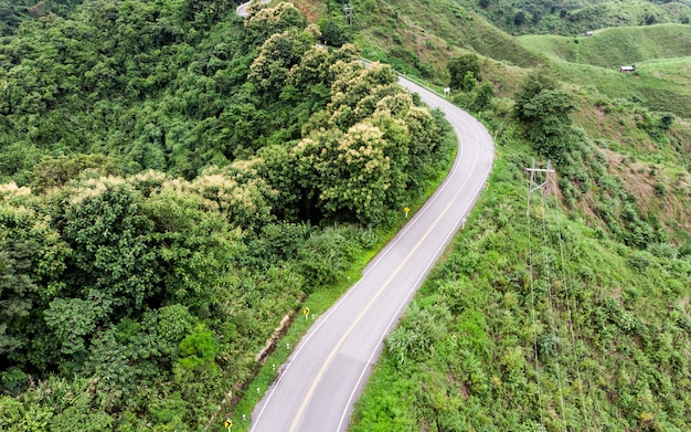 Carretera asfaltada curva en montaña