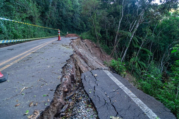 Carretera asfaltada dañada por un deslizamiento de tierra en una zona de montaña