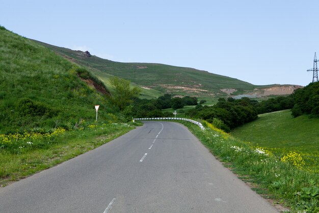 La carretera asfaltada desciende por la ladera de la montaña