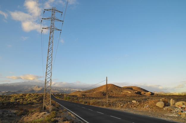 Carretera asfaltada en el desierto en un atardecer coloreado