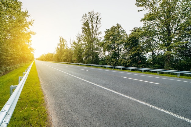 Carretera asfaltada con fondo de marcas blancas