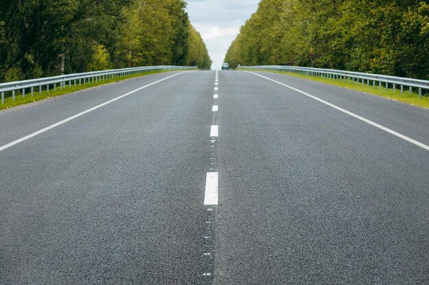 Carretera asfaltada con fondo de marcas blancas