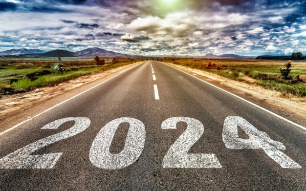 Una carretera asfaltada con un gran número 2024 en letras blancas concepto de Año Nuevo 2024