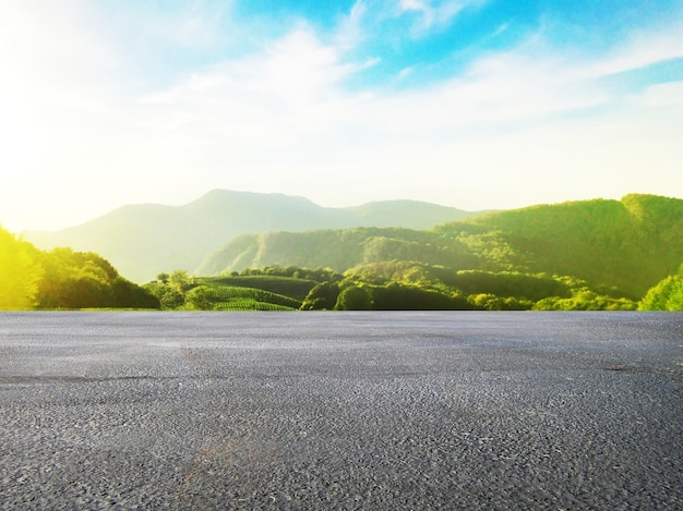 Foto carretera asfaltada y hermoso paisaje natural de fondo.