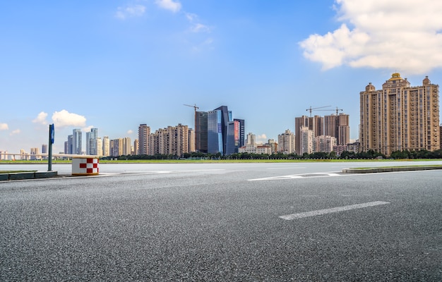 Carretera asfaltada y horizonte de paisaje arquitectónico moderno de la ciudad china