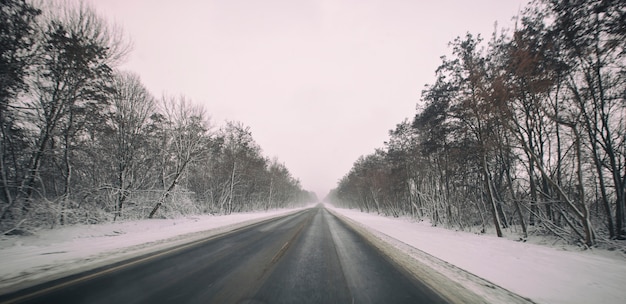 Carretera asfaltada en invierno y nieve