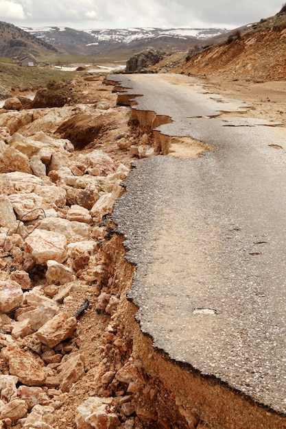 Carretera asfaltada de montaña dañada Carretera nacional