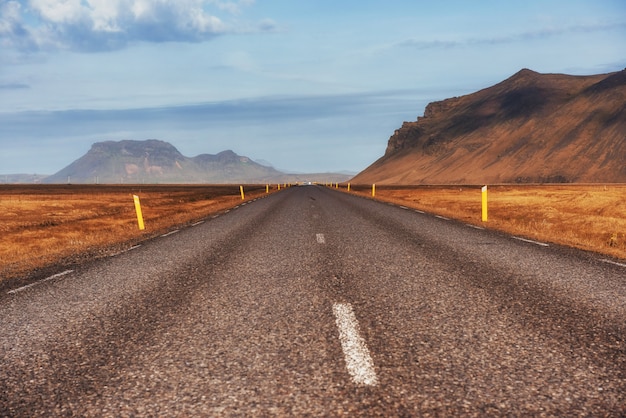 Carretera asfaltada a las montañas. Mundo de la belleza Islandia