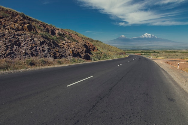 La carretera asfaltada y el monte Ararat