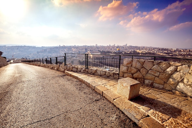 Carretera asfaltada en el Monte de los Olivos en Jerusalén. Vista panorámica de la ciudad vieja de Jerusalén, Israel