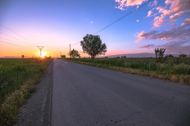 Carretera asfaltada con paisaje al atardecerxA