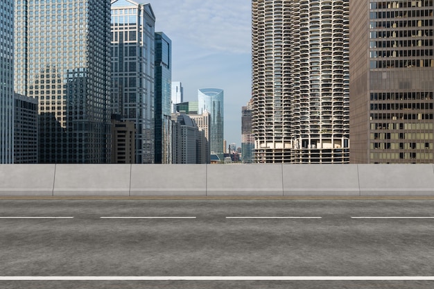 Carretera asfaltada urbana vacía exterior con edificios de la ciudad de fondo Nueva construcción de hormigón de carretera moderna Concepto de camino al éxito Transporte industria logística entrega rápida Chicago EE.UU.