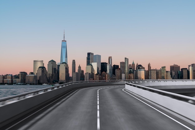 Carretera asfaltada urbana vacía exterior con edificios de la ciudad de fondo Nueva construcción de hormigón de carretera moderna Concepto de camino al éxito Transporte industria logística entrega rápida Nueva York EE.UU.