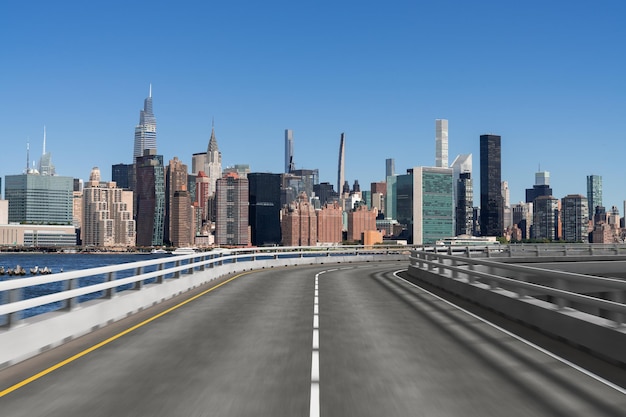 Carretera asfaltada urbana vacía exterior con edificios de la ciudad de fondo Nueva construcción de hormigón de carretera moderna Concepto de camino al éxito Transporte industria logística entrega rápida Nueva York EE.UU.