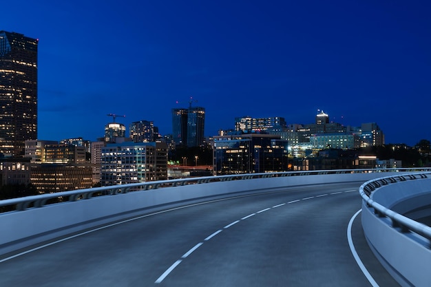 Carretera asfaltada urbana vacía exterior con fondo de edificios de la ciudad Nueva carretera moderna construcción de hormigón Concepto camino al éxito Transporte industria logística entrega rápida Seattle EE.UU.