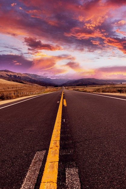 Carretera asfaltada vacía al atardecer