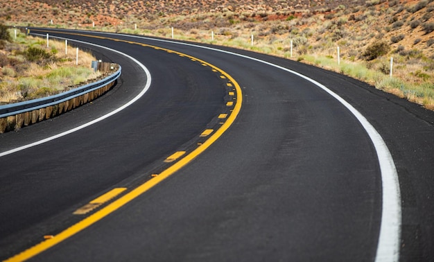 Carretera asfaltada vacía Roud del desierto de Mojave cerca de la ruta 66