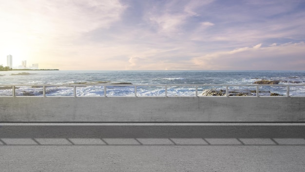 Carretera asfaltada con vista al mar