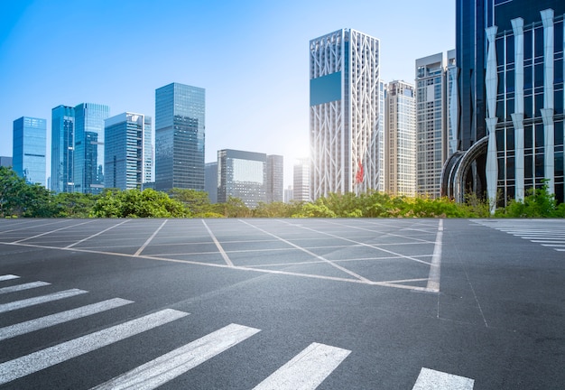 Carretera de asfalto de aire y edificio de oficinas de edificio comercial en la ciudad moderna