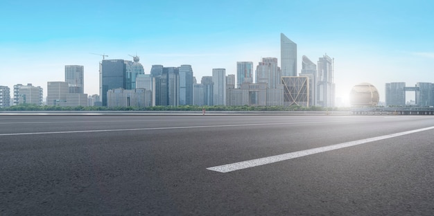 Carretera de asfalto de aire y edificio de oficinas de edificio comercial en la ciudad moderna