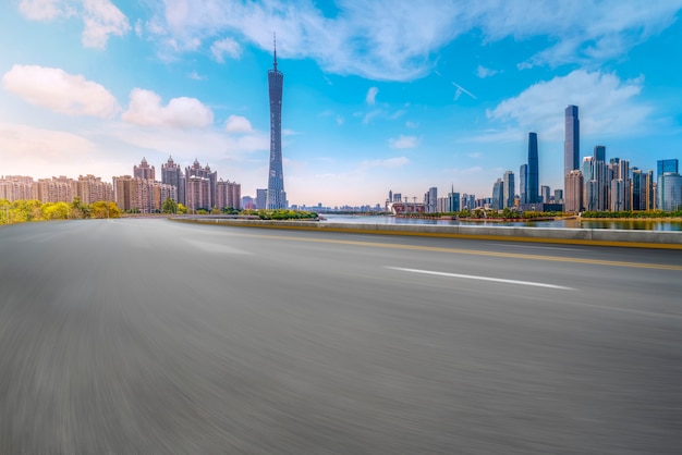 Carretera de asfalto de la carretera aérea y edificio de oficinas del edificio comercial, arquitectura moderna de Guangzhou