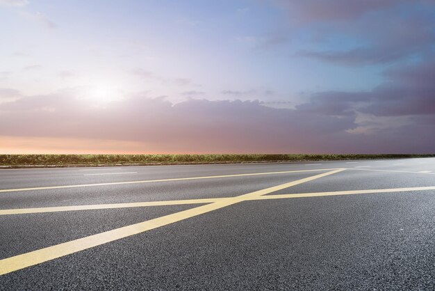 Carretera de asfalto y cielo al atardecer