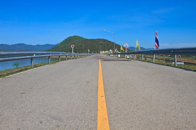 carretera de asfalto en la cima de DAM