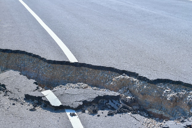 Foto la carretera de asfalto se derrumba