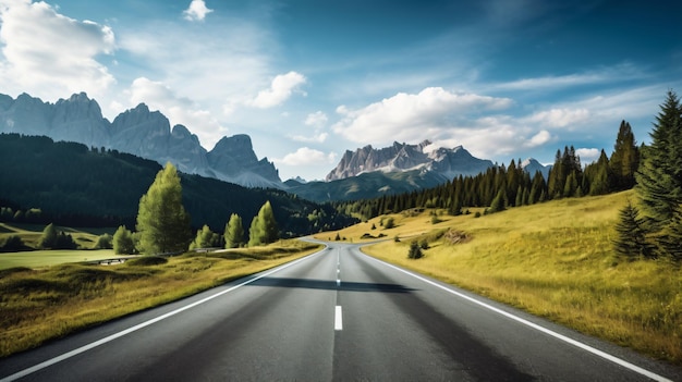 Carretera de asfalto en las dolomitas en un día de verano